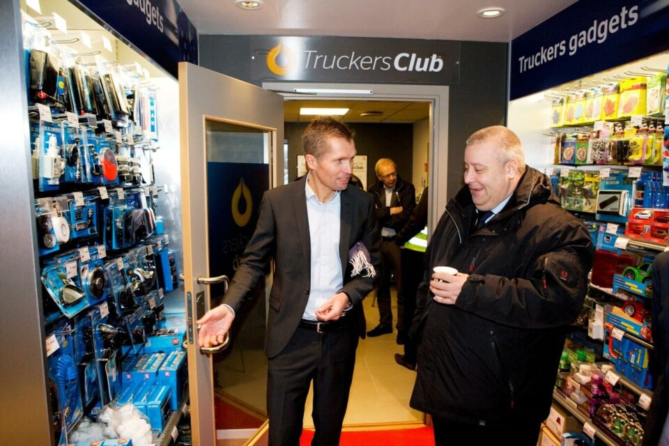 Statssekretær Bård Hoksrud fra Samferdselsdepartementet i samtale med Thomas Støkken, senior vice president i Statoil Fuel & Retail Norge AS i inngangspartiet til de nye hvile-fasilitetene for langtransportsjåfører på Statoil E6 Minnesund. (Foto: Johnny Syversen)