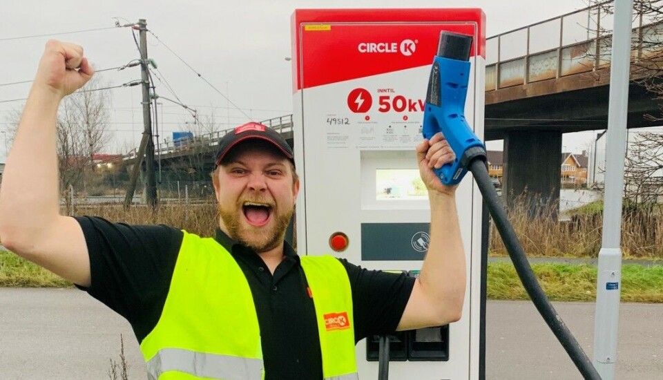 LADER OPP. Daglig leder Jan-Eirik Wessel ved Circle K Alvim demonstrerer en av de nye laderne som er installert ved stasjonen hans. Foto: Circle K Alvim
