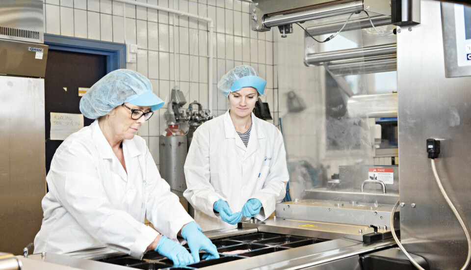 Nofimas fagfolk, f.v. seniorforsker Marit Kvalvåg Pettersen og senioringeniør Magnhild Seim Grøvlen har undersøkt hvordan kyllingfilet holder seg i både monomaterialet HDPE (HighSensityPolyEthylene) og sammensatte APET/PE (AmorphousPolyEthyleneTerephthalate/PolyEthylene). Monomateriale er enklere å gjenvinne. Foto/cc: Jon-Are Berg-Jacobsen/Nofima.