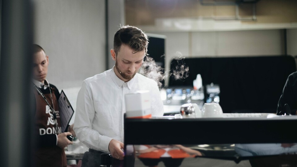 Adrian Berg, norgemester i klassisk barista 2019 (Foto: Norsk Kaffeinformasjon)