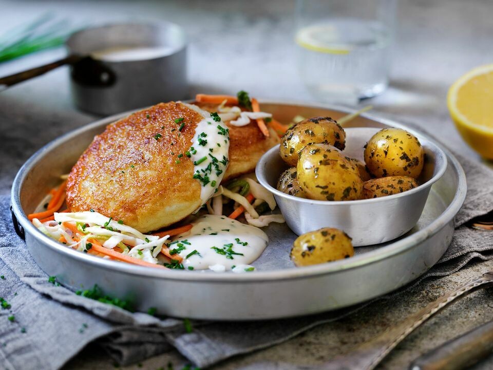 Eksempel på 'Ukens middag på under 20 minutter': Fiskekaker, ovnsbakte poteter, råkost og hvit saus.