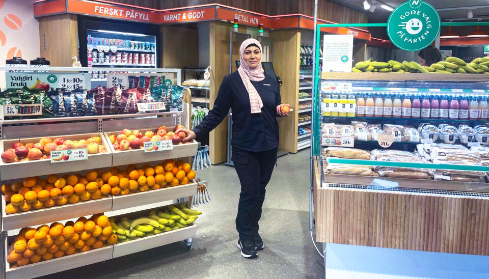 Siden lanseringen av det nye symbolet har Narvesen-kjøpmann Nafisa Mahmood sett en økning i salget av bedre alternativer som nøtter, ferske rundstykker, påsmurt brødmat, juice og frukt. Siden lanseringen av det nye symbolet har Narvesen-kjøpmann Nafisa Mahmood sett en økning i salget av bedre alternativer som nøtter, ferske rundstykker, påsmurt brødmat, juice og frukt.