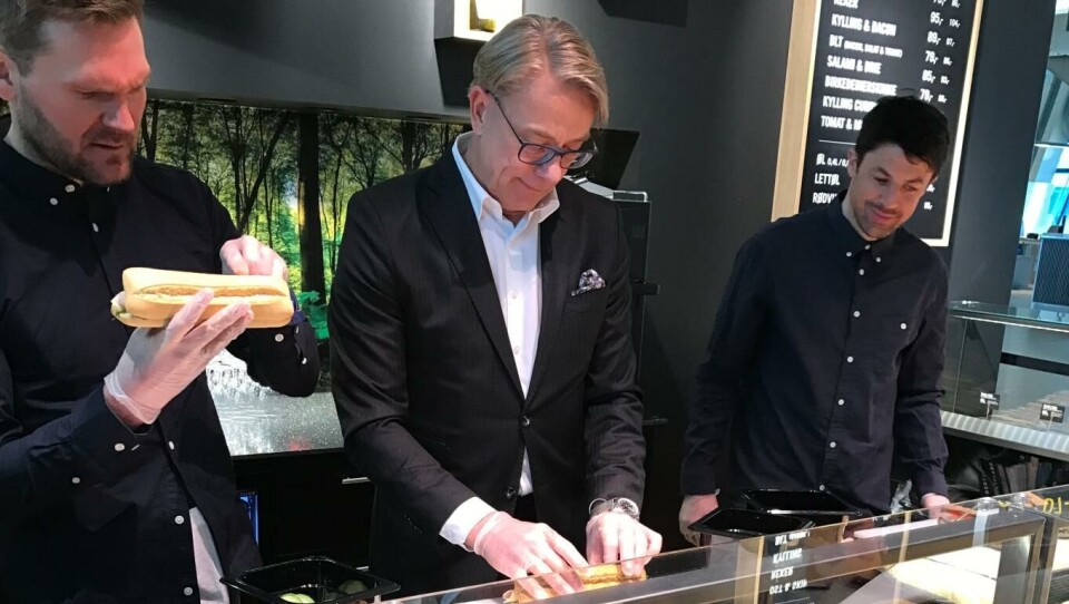 Administrerende direktør i Reitan Convenience, Johannes Sangnes hadde med seg skiløper og komiker Nils-Ingar Aadne, og Øystein «Pølsa» Pettersen og smørte de første bagettene på Northland.