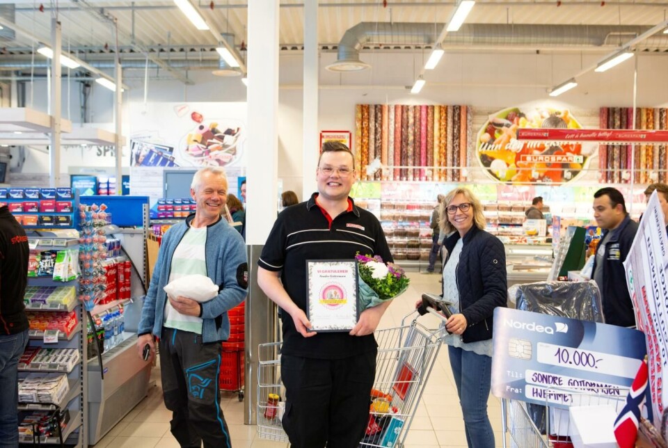 Sondre fikk både diplom og en rekke andre premier, blant annet 10 000 kr fra både Hjemmet og Eurospar. (Foto: Gry Traaen)