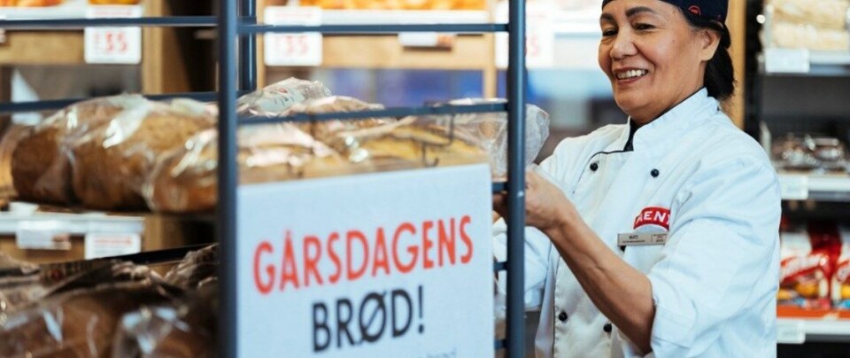 I lovforslaget kreves det at dagligvarer, kiosker og lignende skal senke prisene og aktivt markedsføre næringsmidler som er i ferd med å gå ut på dato.