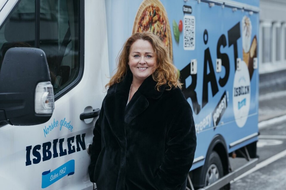 Daglig leder Anita Scharffenberg i Fråst Norway fyller isbilene med selskapets fryste emv-sortiment. Foto: Signe Luksengard