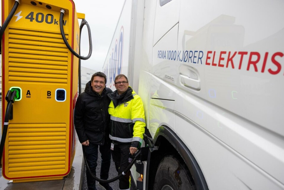 Reitan Retail-sjef Ole Robert Reitan og sjåfør i Rema Distribusjon, André Skuterud, under åpningen av Uno-X lynlading for tungtransport ved Remas distribunal på Vinterbro. Foto: Øyvind Breivik/Reitan Retail